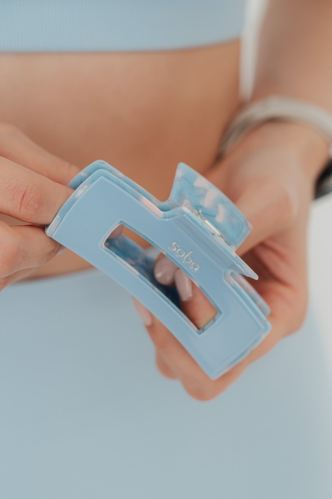 Hält, was sie verspricht: Edle Haarklammer - ice blue / Size M