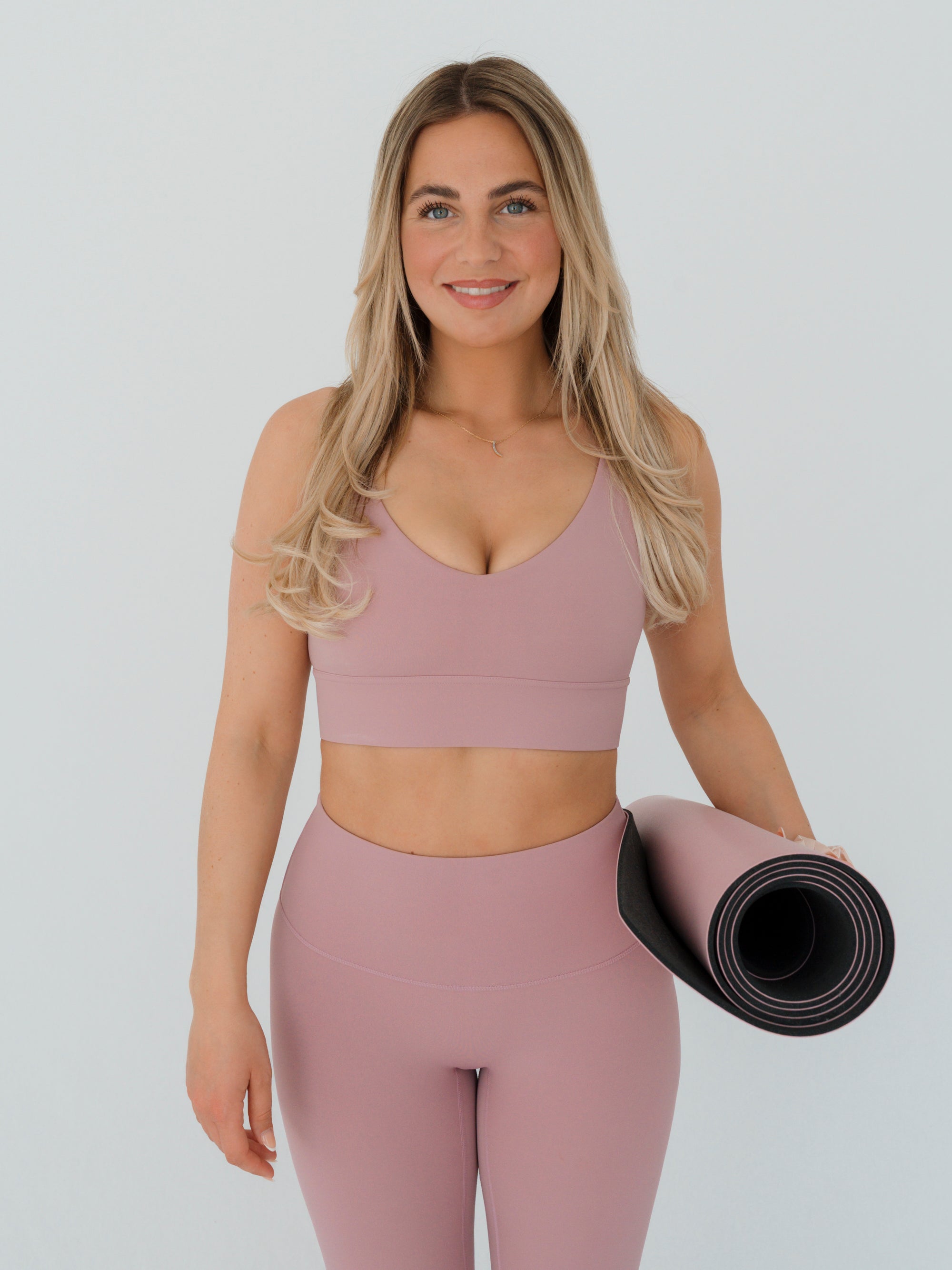 rosé Bundle: Bra & Leggings, Trainingsmatte, Seiden-Scrunchie