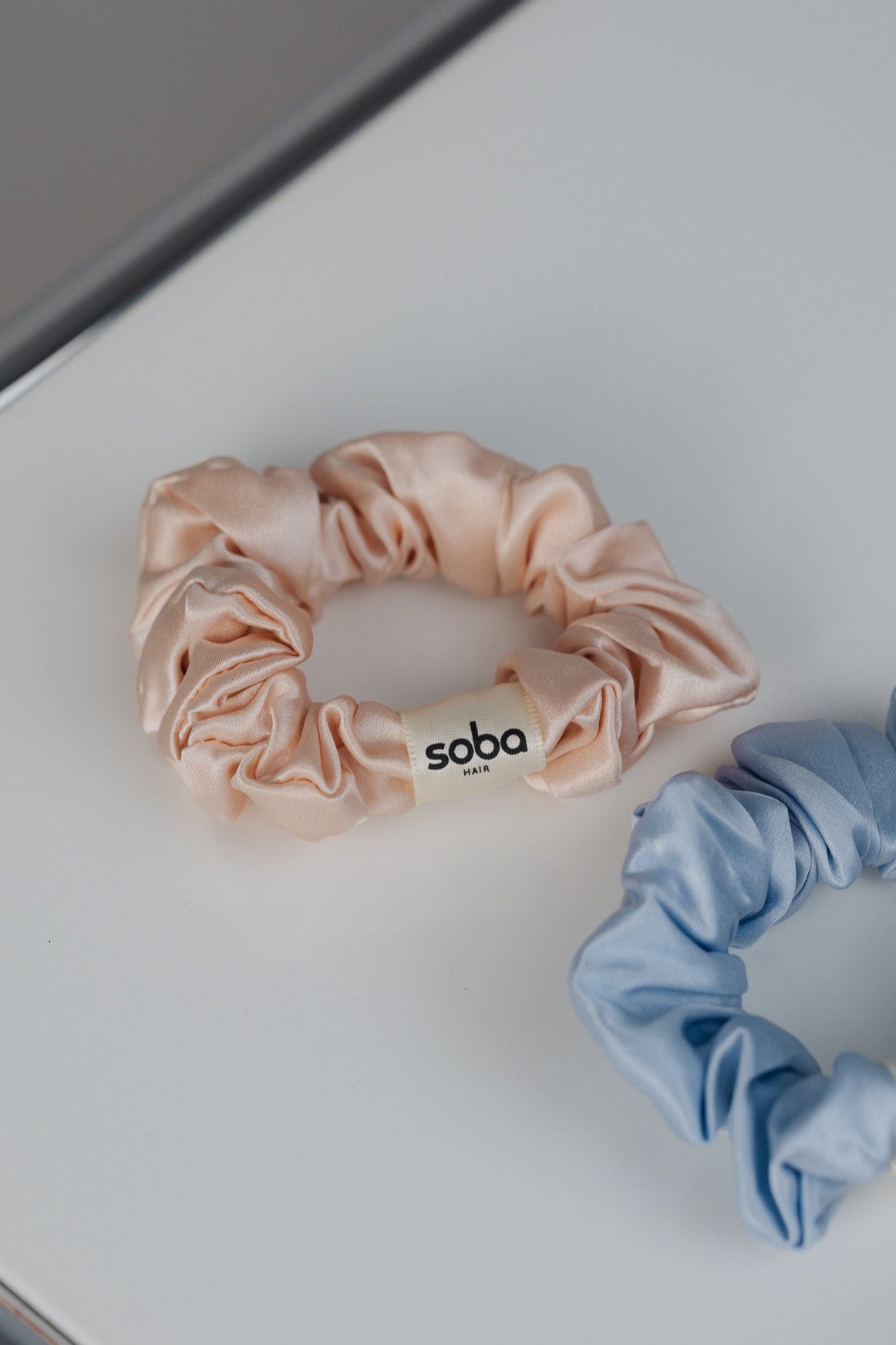 Silk Scrunchie: Haargummi aus 100 % Seide - sparkling champagne