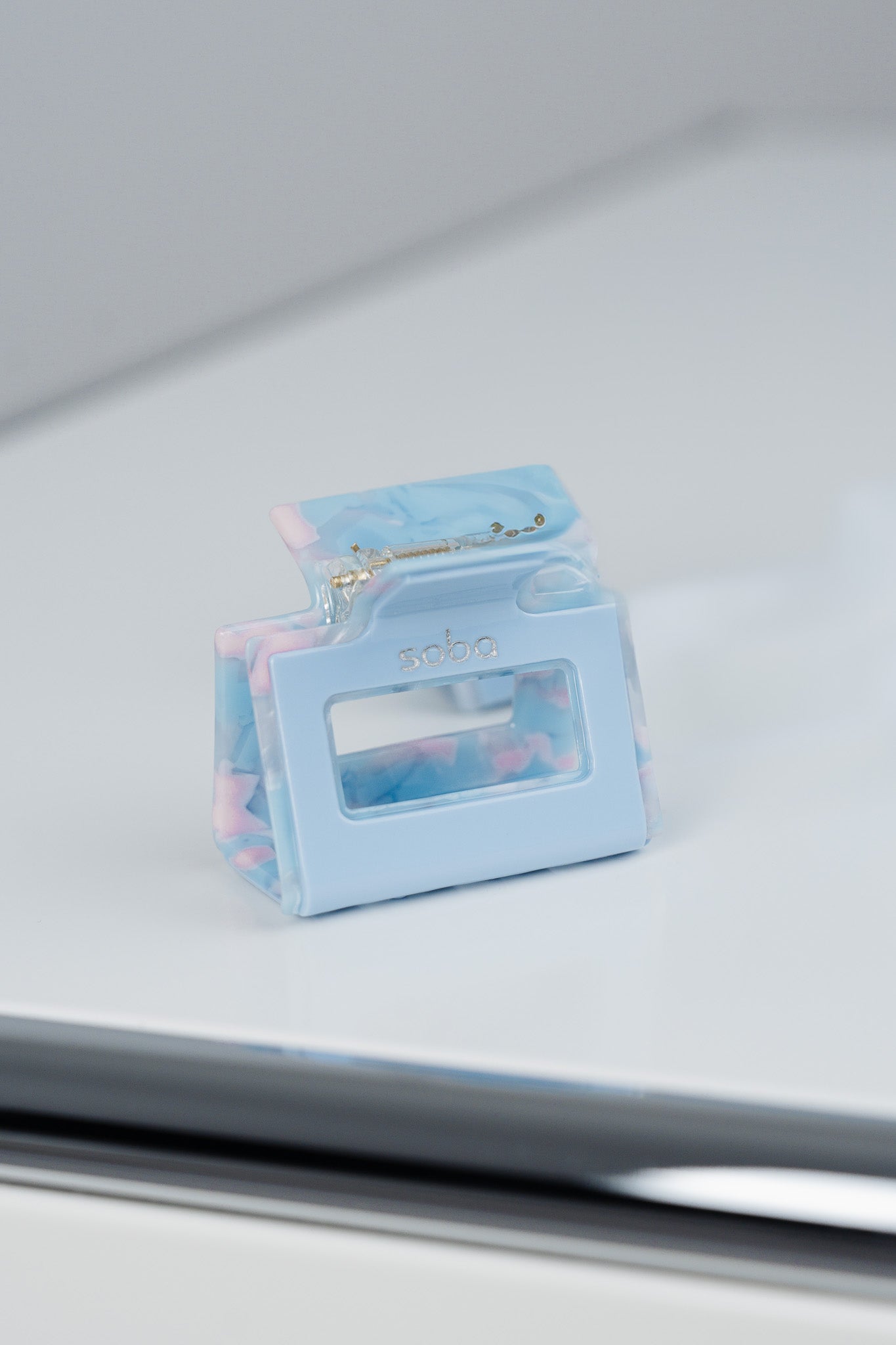 Hält, was sie verspricht: Edle Haarklammer - ice blue / Size S