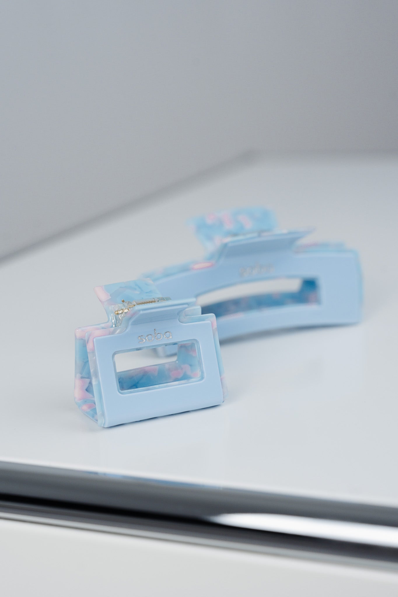 Hält, was sie verspricht: Edle Haarklammer - ice blue / Size S