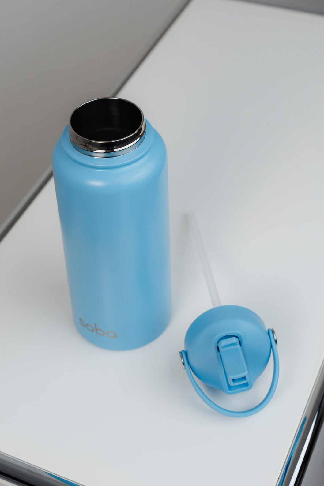 Stay hydrated: Trinkflasche mit integriertem Trinkhalm - ice blue