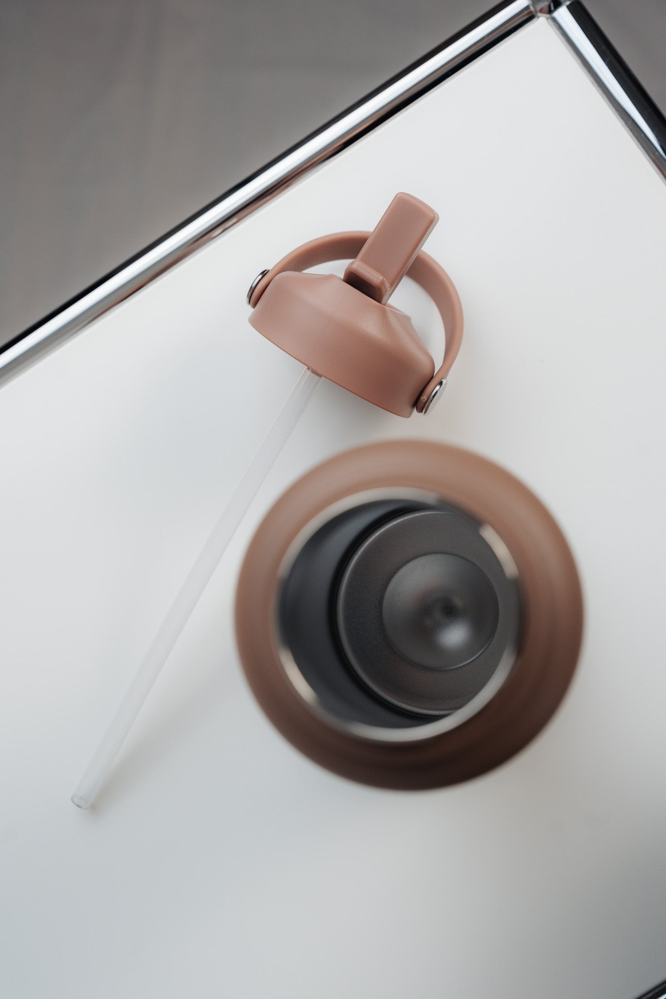 Stay hydrated: Trinkflasche mit integriertem Trinkhalm - mocha mousse