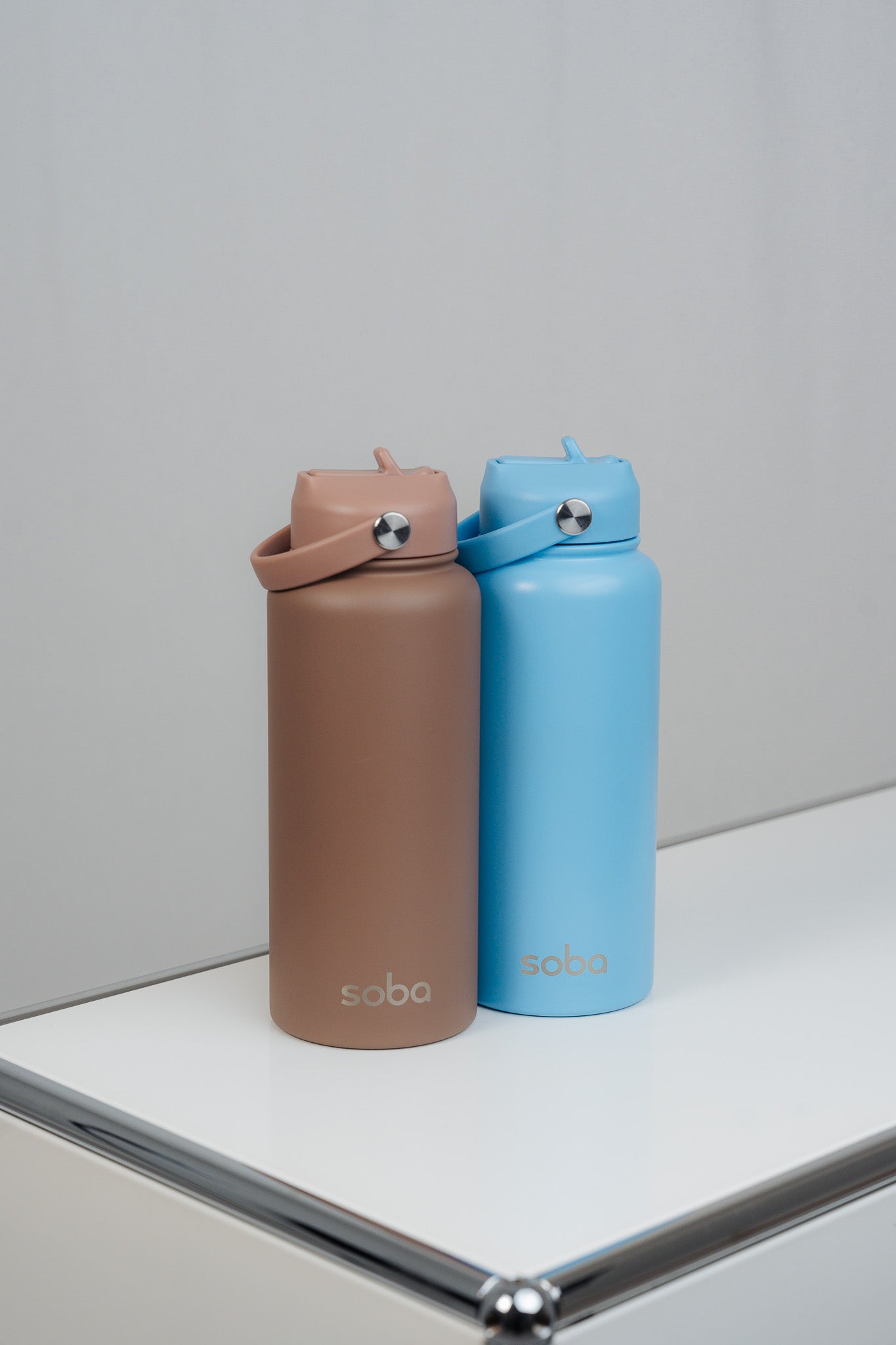 Stay hydrated: Trinkflasche mit integriertem Trinkhalm - mocha mousse