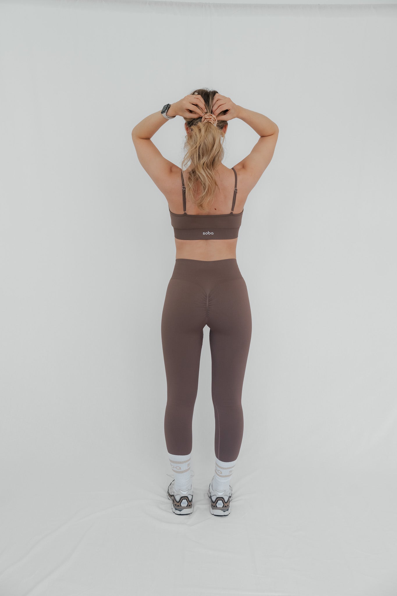 Bring out the best in you: Perform Leggings mit kleinem Scrunch - mocha mousse
