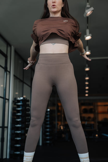 Bring out the best in you: Perform Leggings mit kleinem Scrunch - mocha mousse