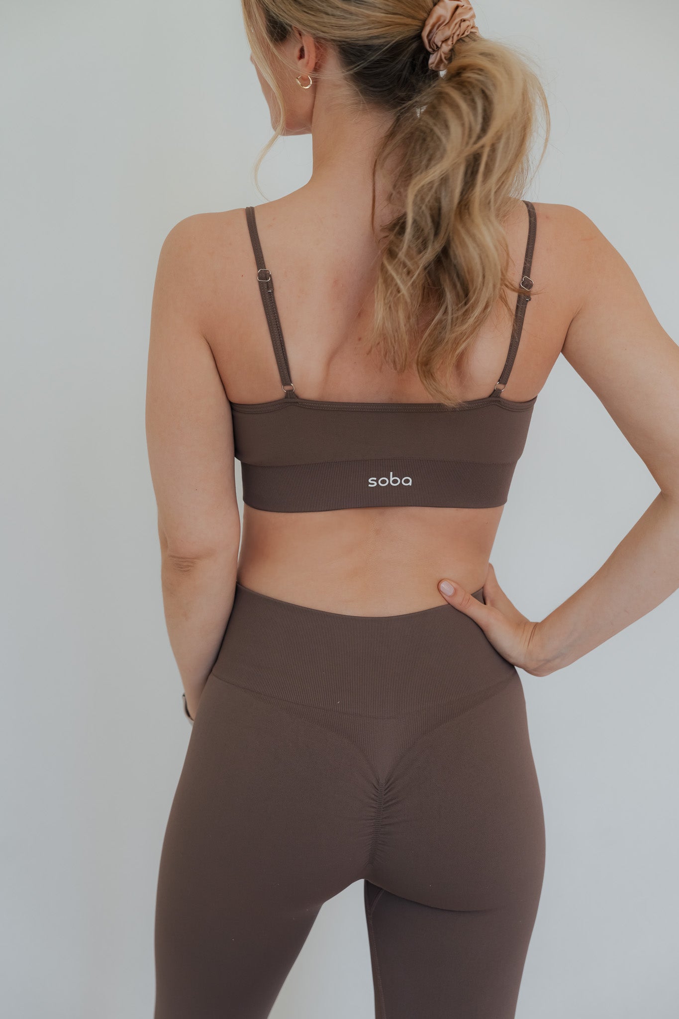 Bring out the best in you: Perform Leggings mit kleinem Scrunch - mocha mousse