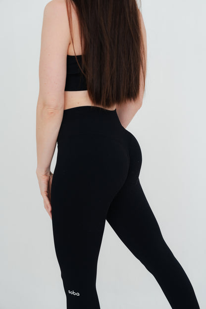 Get the best out of you: Perform Leggings mit kleinem Scrunch - black