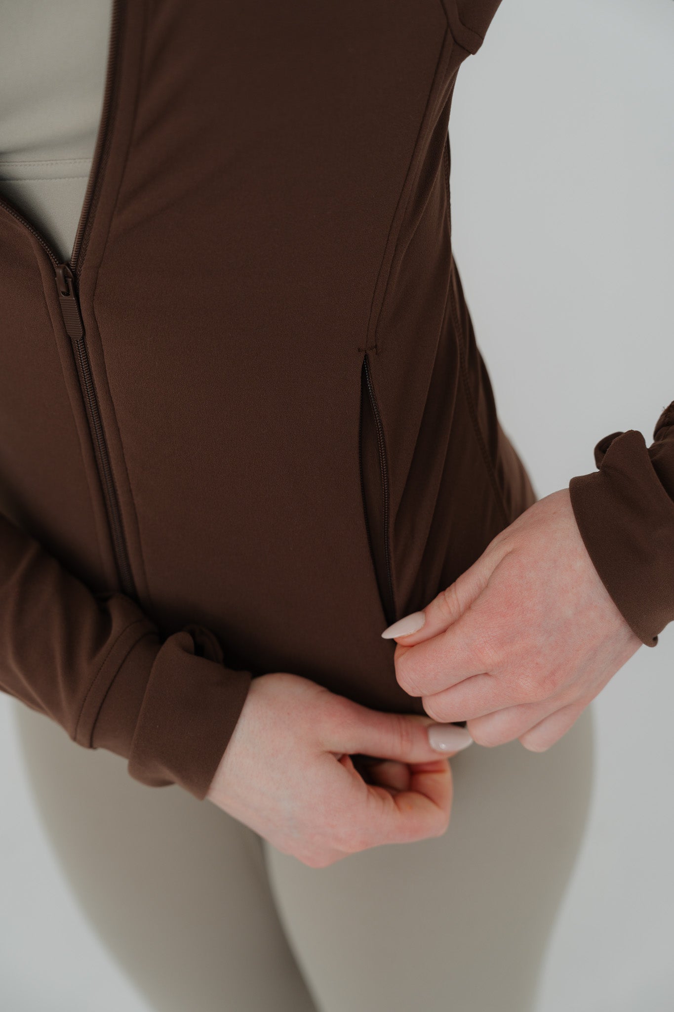 Nicht nur für Range Rover Moms: Flow Zip-Jacke mit Taschen - hot chocolate