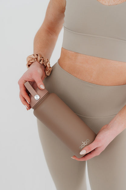 Stay hydrated: Trinkflasche mit integriertem Trinkhalm - mocha mousse