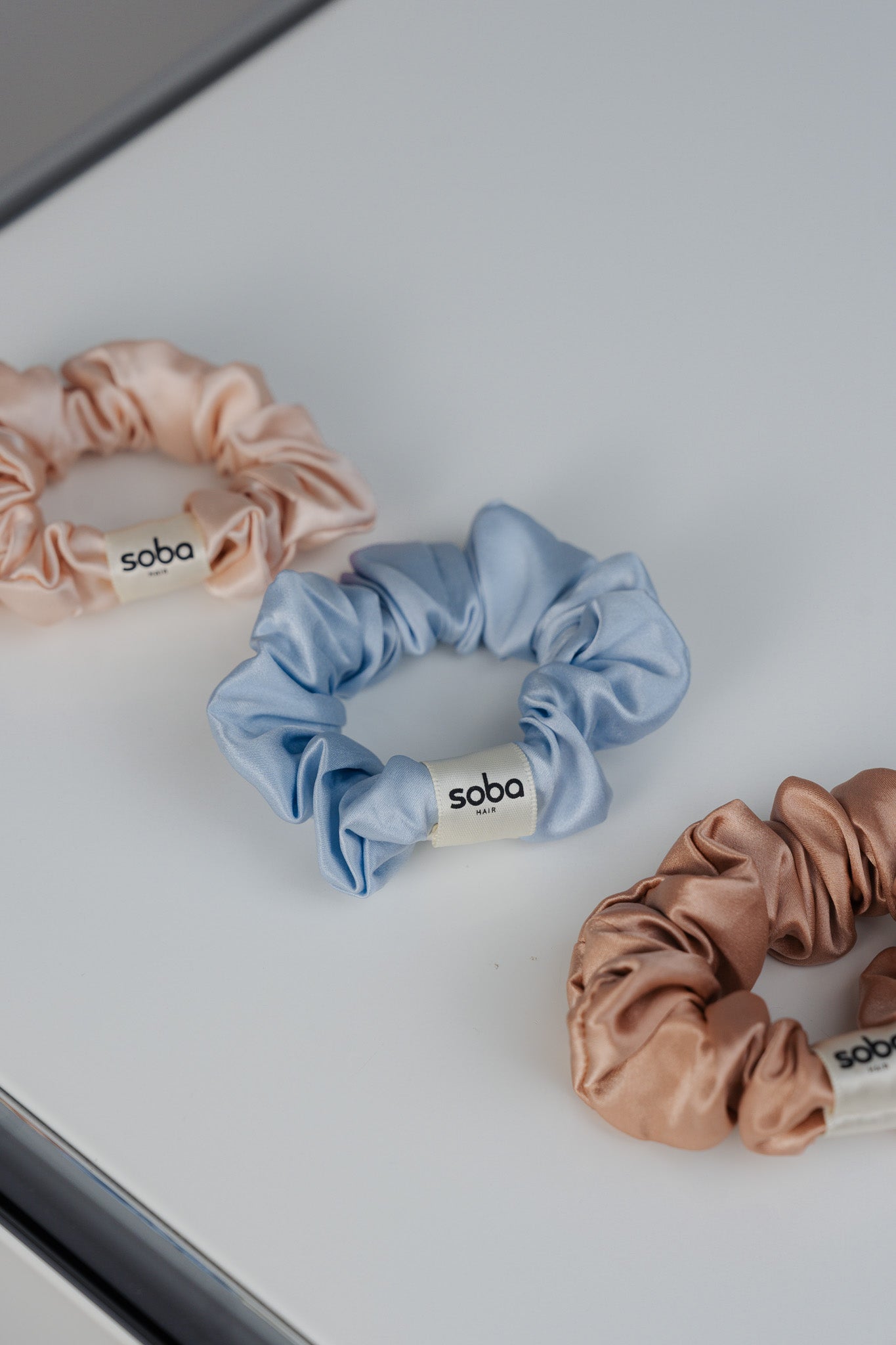 Silk Scrunchie: Haargummi aus 100 % Seide - sparkling ice blue