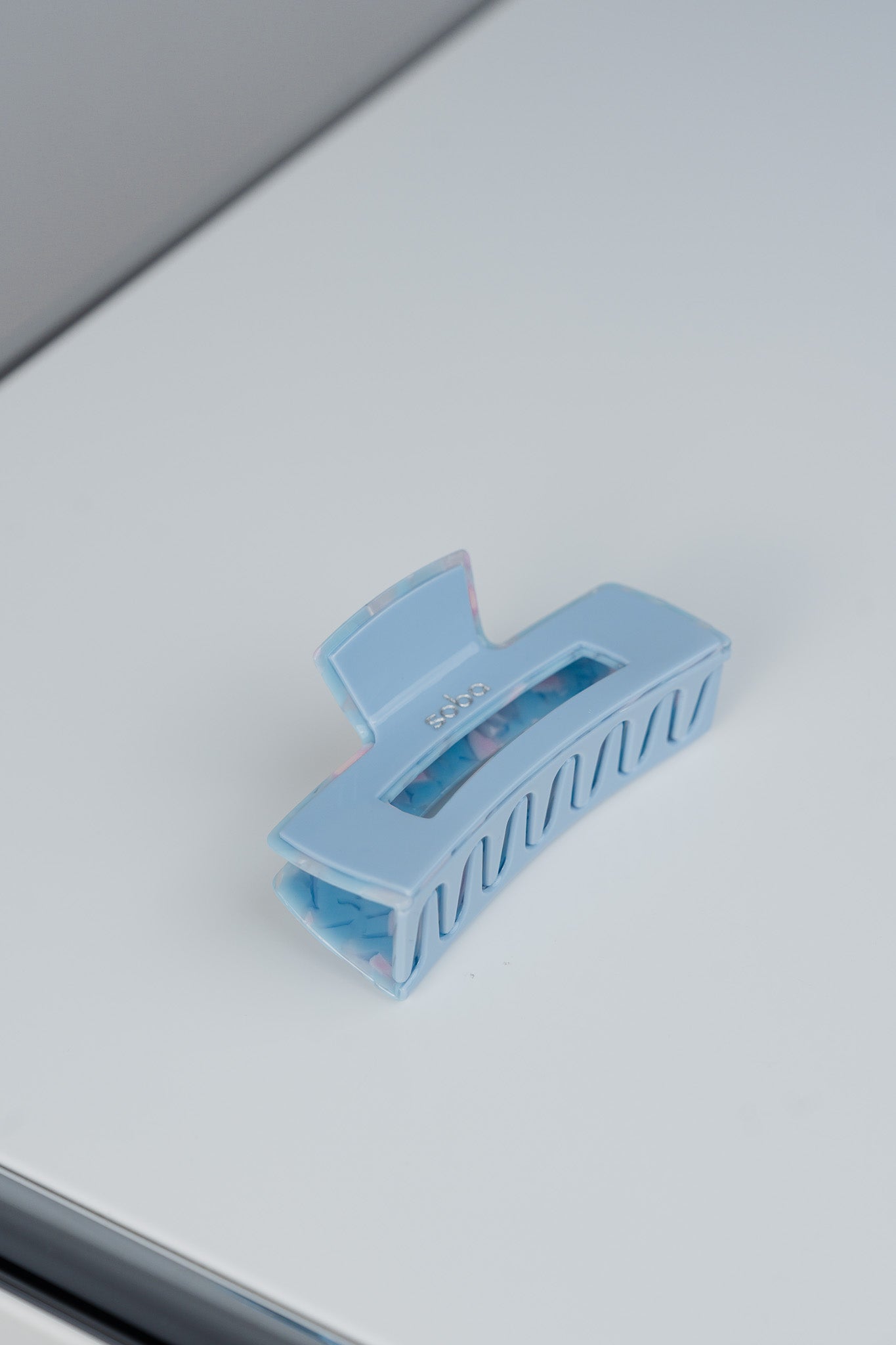 Hält, was sie verspricht: Edle Haarklammer - ice blue / Size M