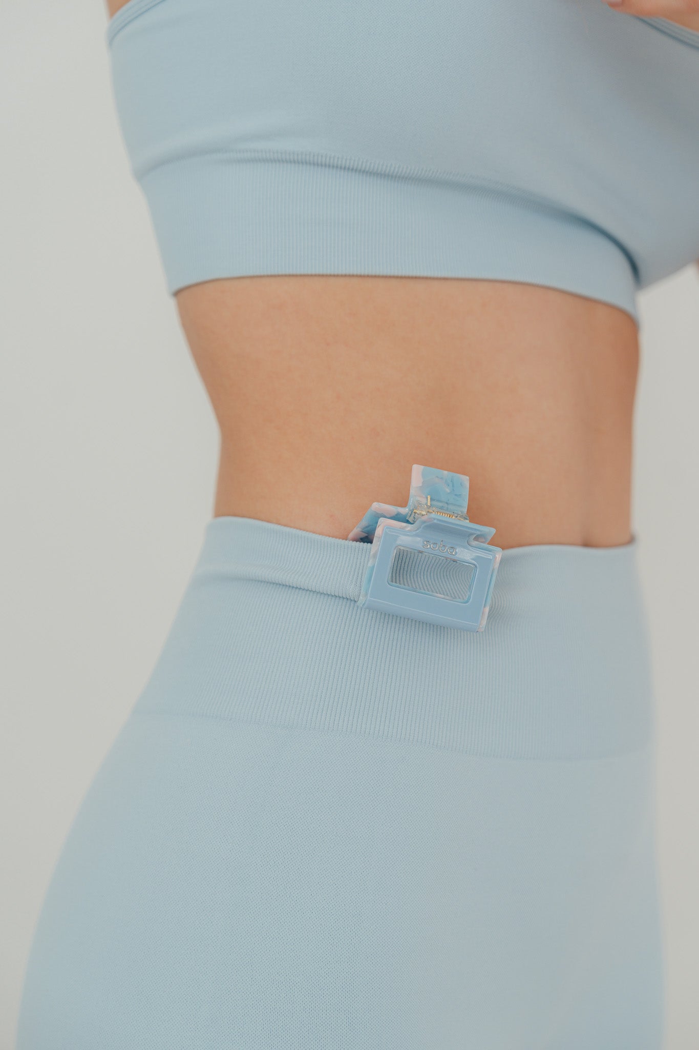 Hält, was sie verspricht: Edle Haarklammer - ice blue / Size S