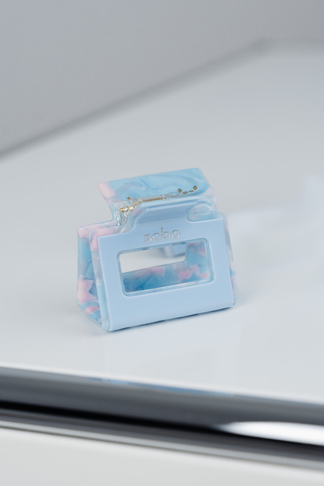 Hält, was sie verspricht: Edle Haarklammer - ice blue / Size S