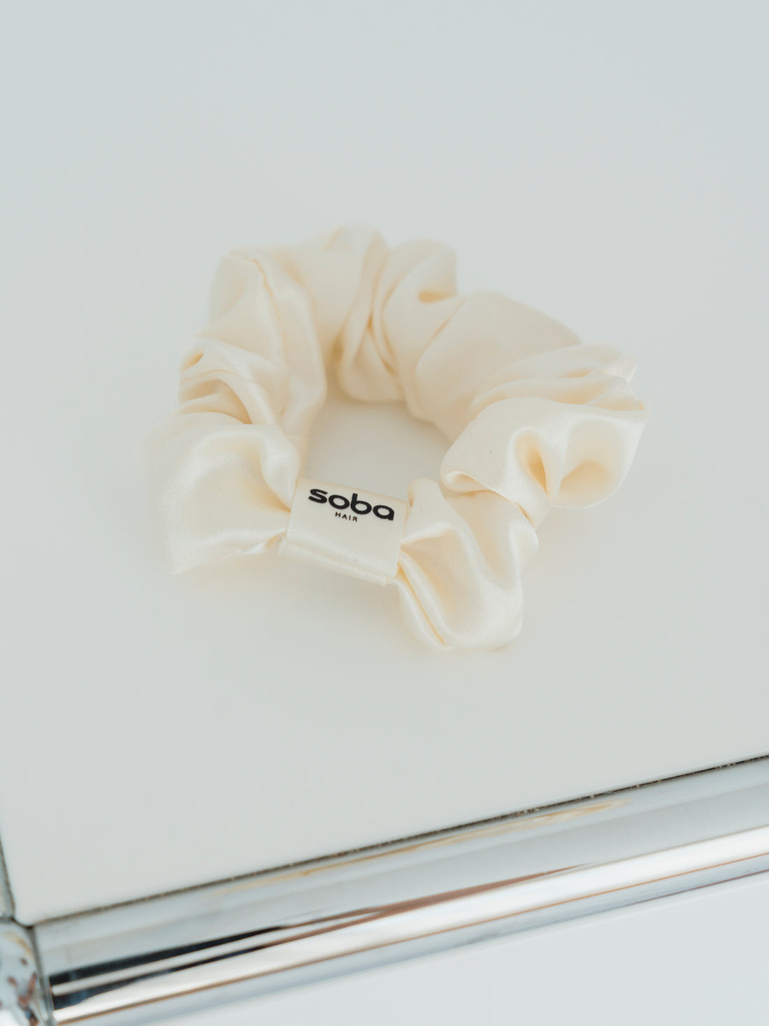 Summer Scrunchie: Haargummi aus 100 % Seide - light lemon