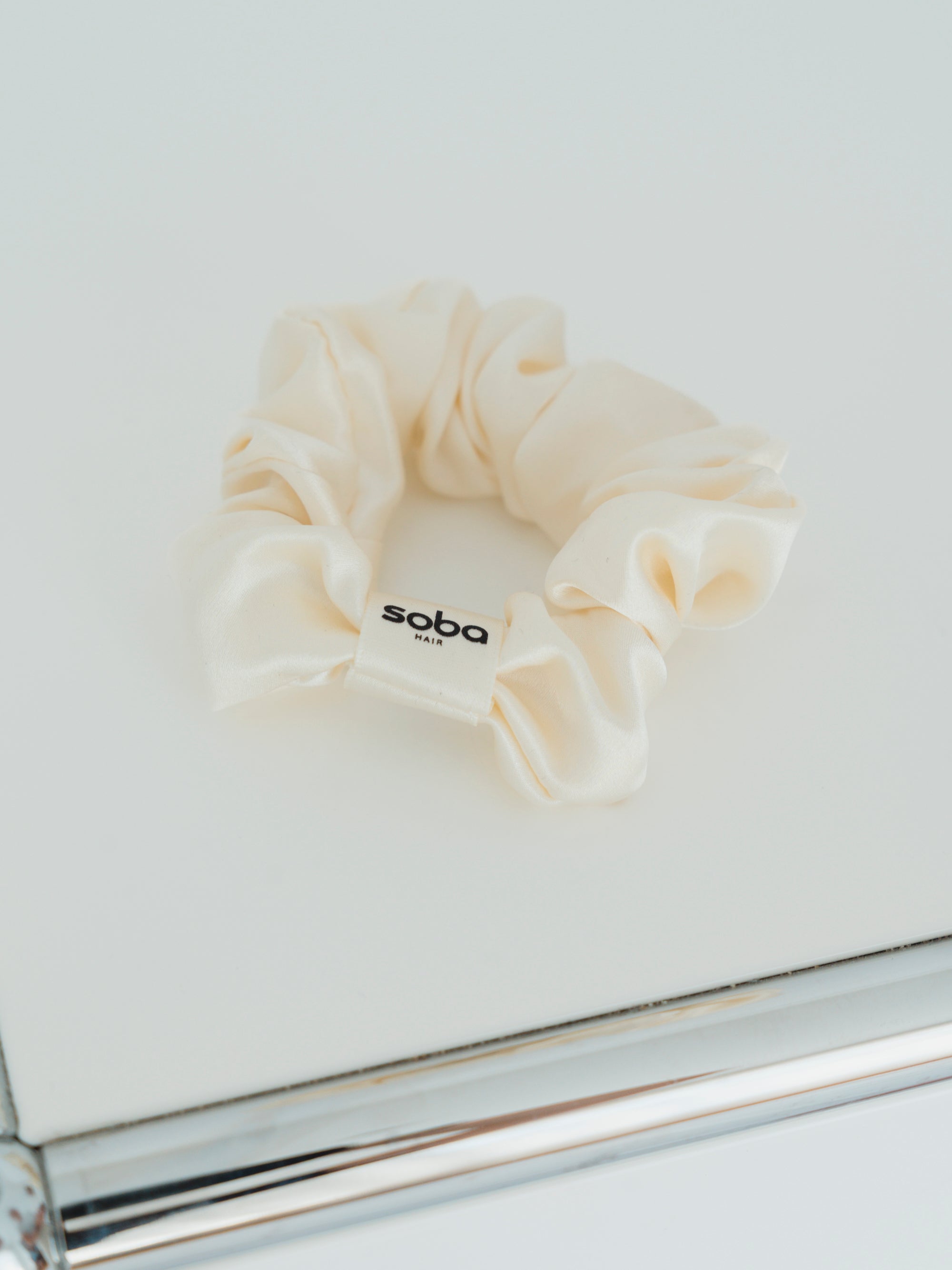 Summer Scrunchie: Haargummi aus 100 % Seide - light lemon