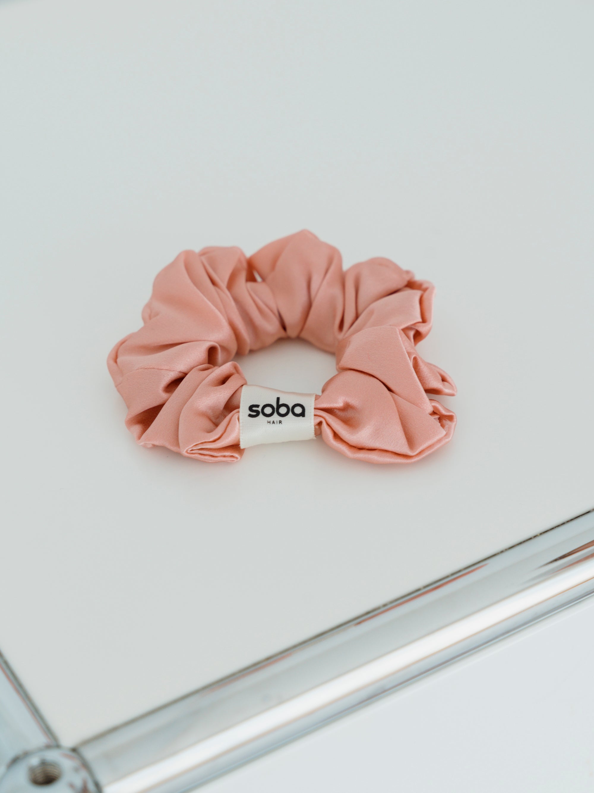 rosé Bundle: Bra &amp; Leggings, Trainingsmatte, Seiden-Scrunchie