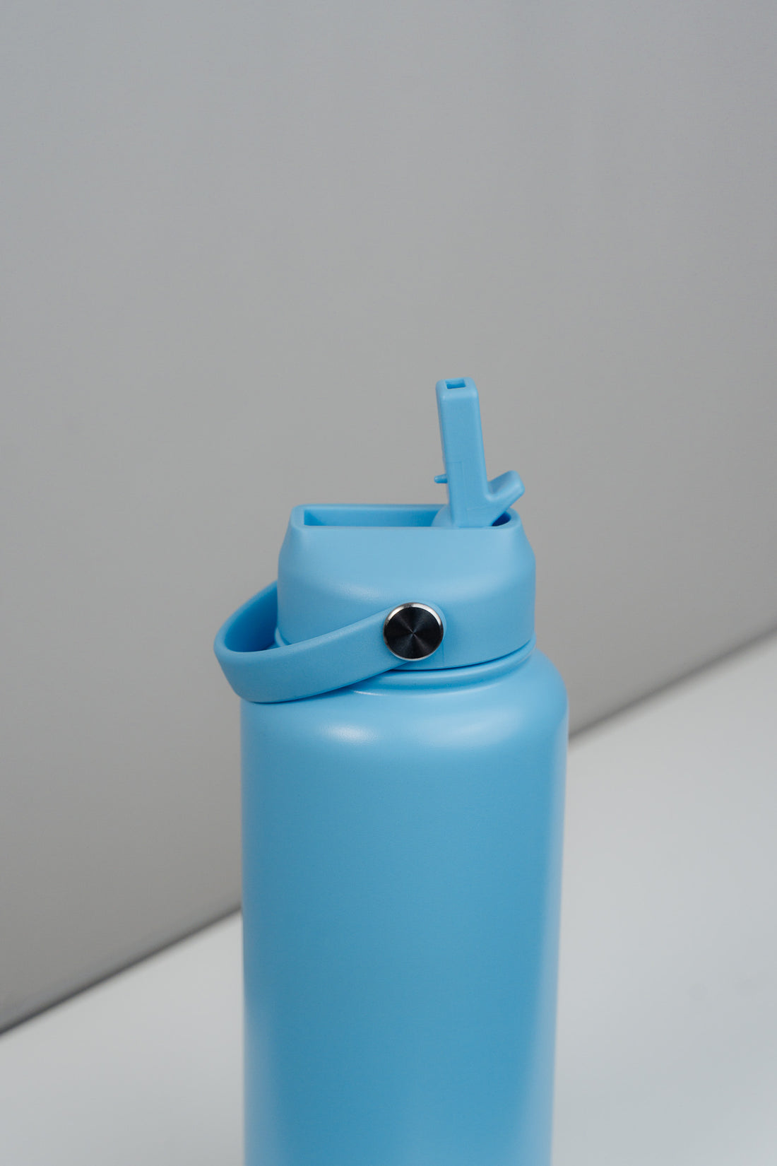 Stay hydrated: Trinkflasche mit integriertem Trinkhalm - ice blue