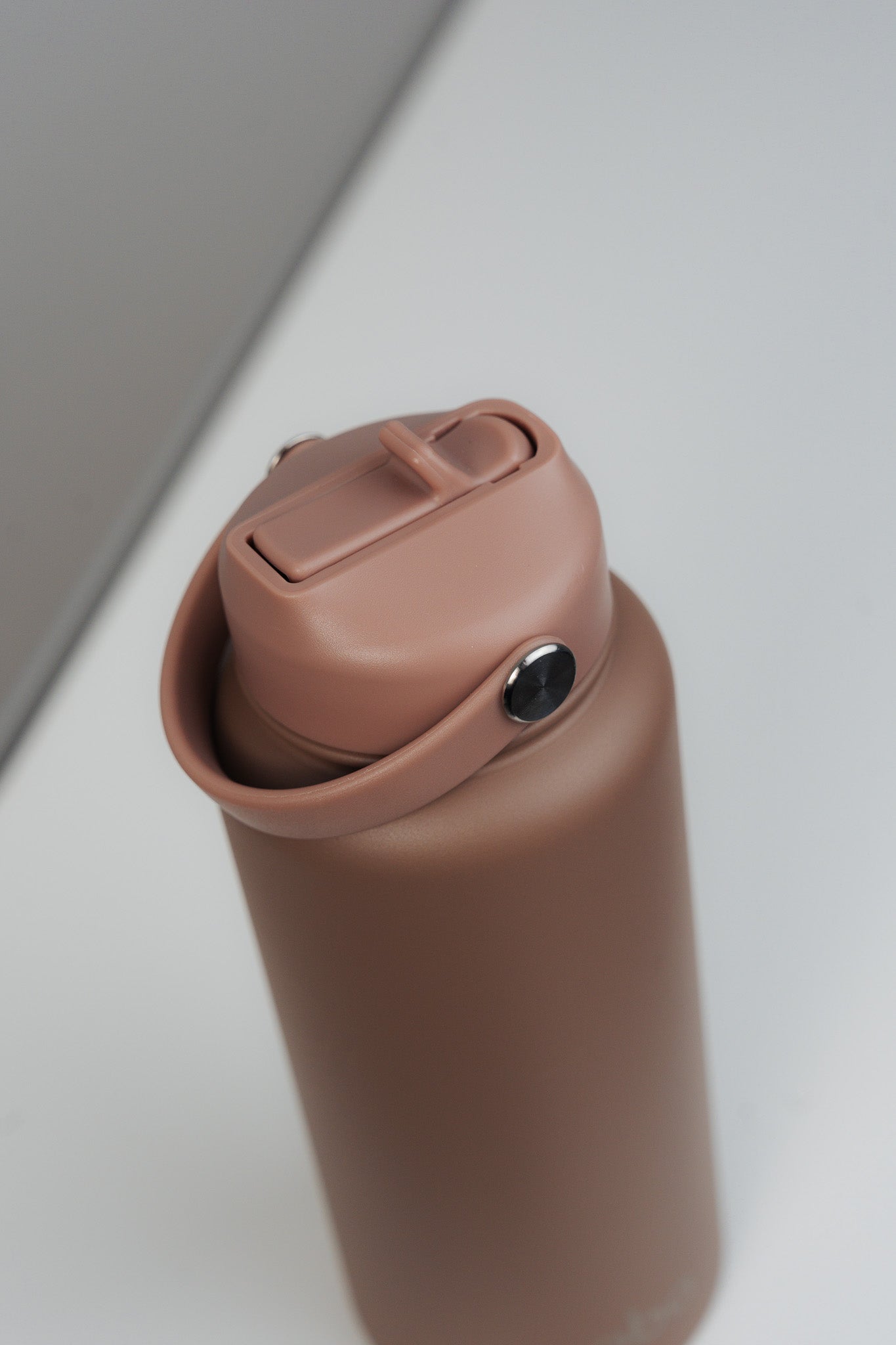 Stay hydrated: Trinkflasche mit integriertem Trinkhalm - mocha mousse