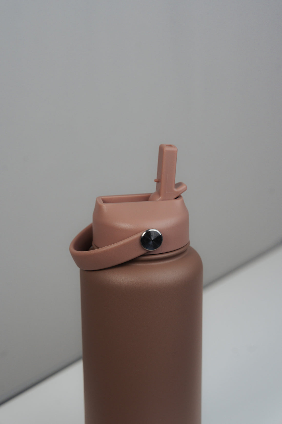 Stay hydrated: Trinkflasche mit integriertem Trinkhalm - mocha mousse