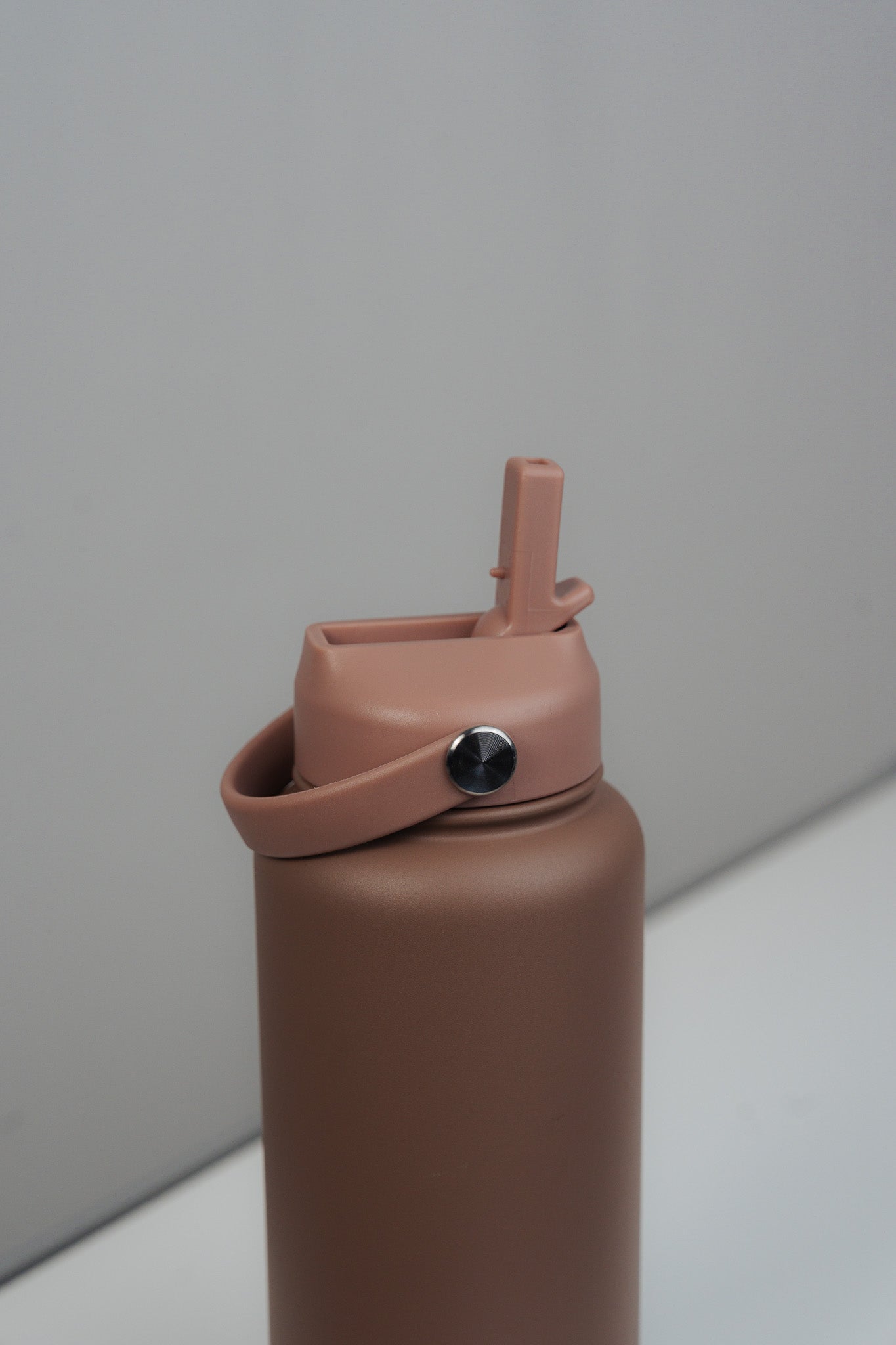 Stay hydrated: Trinkflasche mit integriertem Trinkhalm - mocha mousse