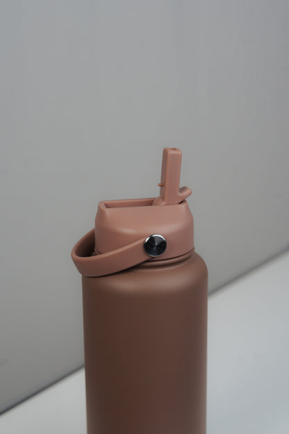 Stay hydrated: Trinkflasche mit integriertem Trinkhalm - mocha mousse