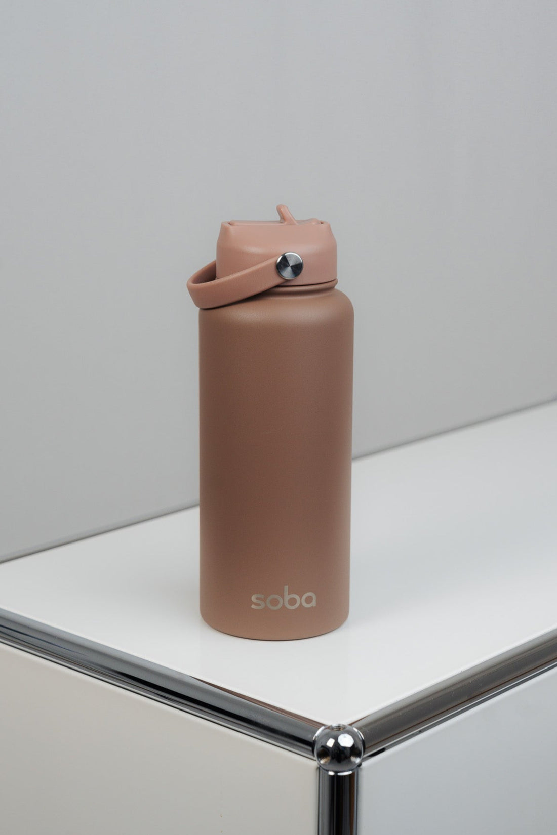 Stay hydrated: Trinkflasche mit integriertem Trinkhalm - mocha mousse